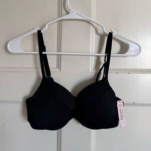 NWT Victoria’s Secret Swim black push-up bikini top size 36B.